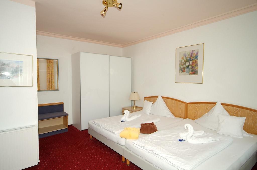 Wellness Hotel Garni Krone Baiersbronn Oda fotoğraf